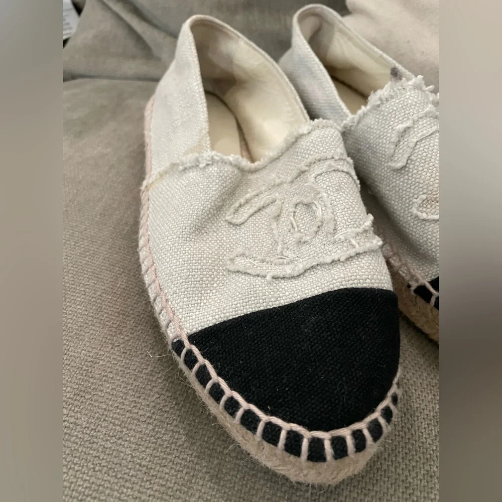 Excellent Condition Chanel White & Black Size 5 Espadrilles. 💕